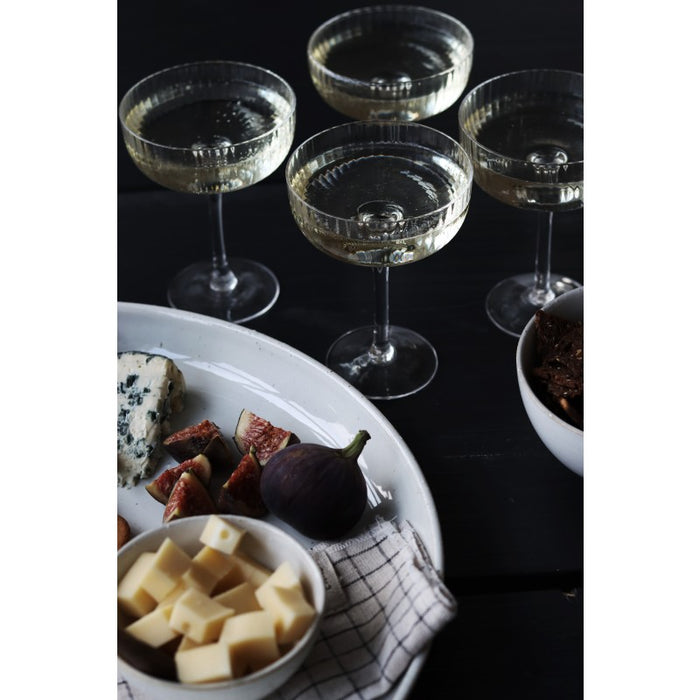 Geriffeltes Cocktailglas mit Fuß