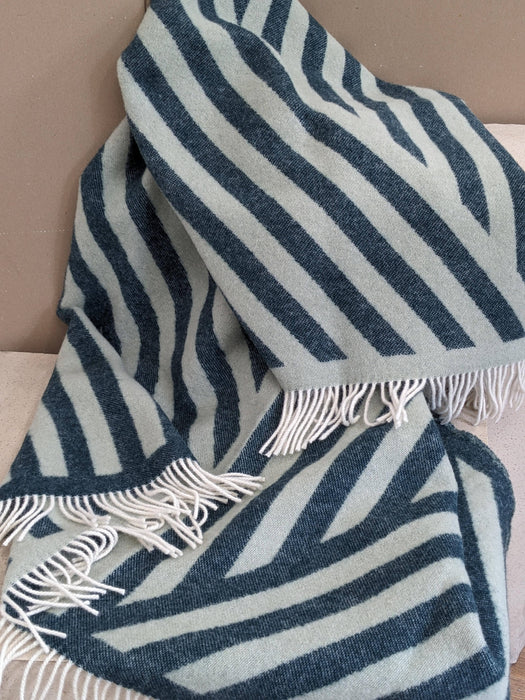 Coudre Berlin Wolldecke / Kuscheldecke - FRANK Petrol / Sage