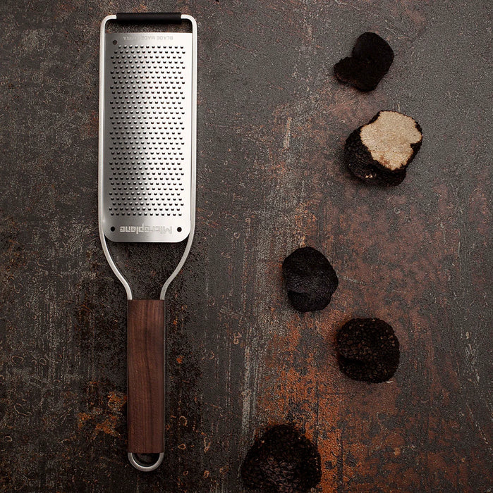 Microplane Master Serie Reibe fein mit Walnussholzgriff