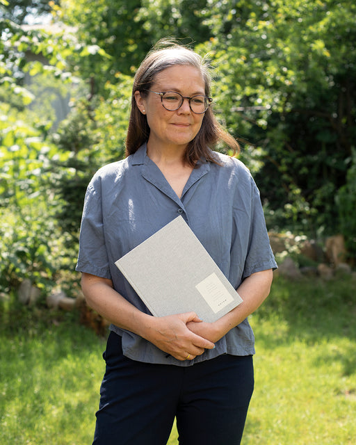 Foto von Ellen mit EVEN Work Journal light grey