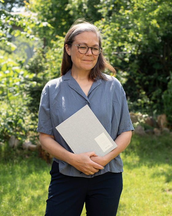 Foto von Ellen mit EVEN Work Journal light grey